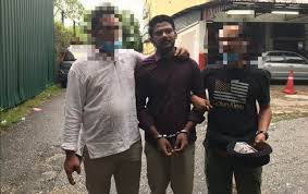 Seramai 17 nelayan vietnam yang bekerja secara haram di negeri ini ditahan dalam serbuan jabatan imigresen malaysia (jim) di jeti lembaga kemajuan ikan malaysia (lkim), chendering, di sini, hari ini. Warga Negara Bangladesh Diburu Jabatan Imigresen Malaysia Jim Telah Ditangkap