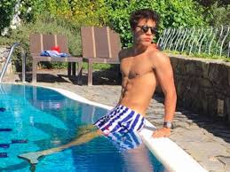 Ciro di maio, dalla carriera in tv come conduttore all'arresto per spaccio di stupefacenti il conduttore, volto del canale marcopolo e attore in alcune fiction, aveva ordinato un litro di. Spunta Una Foto Hot Su Grillo Jr E Ora Trema Tutto Il Movimento Ilgiornale It