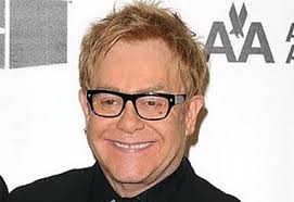 Elton John diz que foi alvo de bullying, mesmo depois de famoso