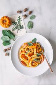 Pasta Mit Cremiger Kurbissauce Rezept Kurbissauce Rezepte Lebensmittel Essen
