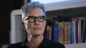 Spojeni bolestí a ztrátou. Cunningham vypráví v novém románu rodinný příběh  z covidu — ČT art — Česká televize