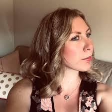 Lara Weller's Instagram, Twitter & Facebook