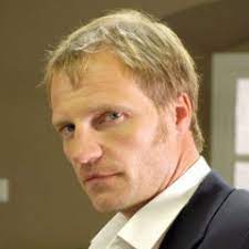 Schon während seiner ausbildung nahm er an einem casting für die lindenstraße teil und wurde für die rolle des. Filmografie Thorsten Nindel Fernsehserien De