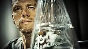 Vítěz Tour de France pozvedne nad hlavu trofej vytvořenou českými skláři