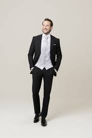 Der Perfekte Hochzeitsanzug Greift In Der Eleganten Weste Die Farbe Des Brautkleides Auf Komplettiert Wird Das Fe Mens Fashion Suits Mens Fashion Suit Fashion