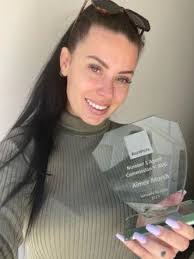 Therese Marshall's Instagram, Twitter & Facebook