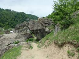 Dn72a este construit pe vechiul drum de carausie dintre campulung muscel si targoviste (foste capitale ale tarii romanesti), drum aflat pe valea dambovitei. Locuri De Poveste MÄƒnÄƒstirea CetÄƒÈ›uia Negru VodÄƒ LÄƒcaÈ™ul Unde Te SimÈ›i Mai Aproape De Dumnezeu