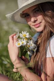 Little girl in a field of daisy flowers — Stock Photo © Selenittt #273026856