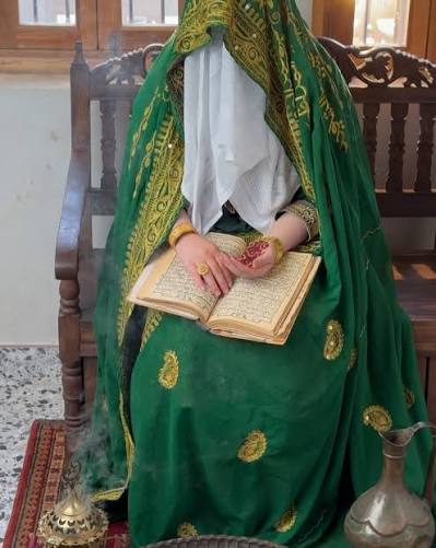 حناء العجين الخليجي (القطيفي ) , نعلم ان لخطوط الحناء اقتباس من جمال الكون في محيطنا ، و الحنايات (ناقشات الحناء ) يتطلعن إلى الأشكال و ماتدل عليه من حولهم و يطبقونها في رسوماتهم , هنا العجين يقص لنا ...