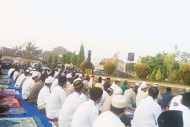 Shalat idul fitri adalah salat yang dilaksanakan setelah berakhirnya ramadhan. Hukum Shalat Hari Raya Fardhu Ain Atau Sunah Islampos
