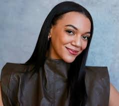 Valerie Newbold's Instagram, Twitter & Facebook