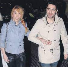 Ben de etkilendim kadir doğulu'dan, ama en çok da gözlerimin önünde yapıp eliyle yedirdiği dip sostan. Hande Yener Ile Kadir Dogulu Nun Ayriligi Sengul Baliksirti
