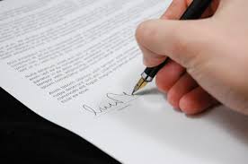 Perusahaan biasanya akan memberikan surat kontrak kerja dihari pertama bagi pegawai barunya. Contoh Surat Perjanjian Kerja Dan Jenis Jenisnya Glints Blog