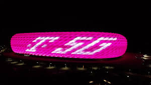 Ich bin schon oft hier vorbeigefahren und das bauwerk fasziniert mich immer wieder. Bayern Munchens Hauptsponsor Die Telekom Will Die Allianz Arena Zum Highspeed Tempel Machen
