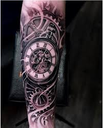 Bijourama vous propose une multitude de styles de montres gousset homme! Tatouage Montre Gousset Avec Des Chiffres Sur Avant Bras Tatouage D Horloge Tatouage Montre Gousset Tatouage Montre