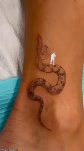 Eduardo vargas, futbol kariyerine ilk olarak 2003 yılında cobreloa takımının alt yapısında başladı. Vanessa Hudgens Shows Off 10th Tattoo A Boa Constrictor Along Inside Of Her Left Ankle Aktuelle Boulevard Nachrichten Und Fotogalerien Zu Stars Sternchen