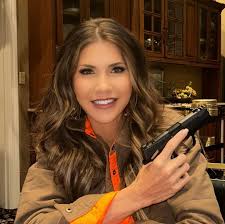Quem é a Barbie do ICE e por que democratas e republicanos querem sua queda