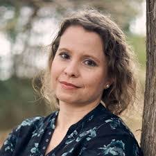 Stephanie Bain's Instagram, Twitter & Facebook