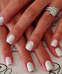 Manicure Originale Blanche Avec Paillettes Ou Traits Argent Bride Nails Wedding Day Nails Bridal Nails