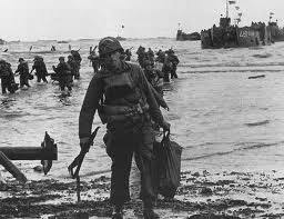 A partir de la fin mai, et autour du 6 juin, des événements, cérémonies officielles à huis. Robert Capa Photographe Plage Du Debarquement Arromanches Normandie Robert Capa Guerre Mondiale Photographie
