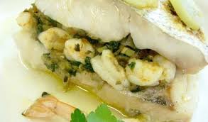@ en una fuente de horno prepara un cama para las colas con cebolla cortada en juliana y perejil picado, riegas con aceite de oliva por encima y. Receta Cola De Merluza Rellena En Escama De Patata Luis Irizar Escuela De Cocina Luis Irizar