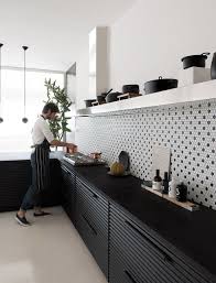 Pellmell Creations Cuisines Aux Couleurs Sombres Pour Idees Lumineuses En 2020 Cuisines Design Cuisine Noire Cuisine Moderne