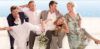 Il film, oltre a vedere il ritorno del cast originale, andando avanti e indietro nel tempo per mostrare come le relazioni forgiate nel passato risuonano nel presente, vede lili james interpretare il ruolo di donna da giovane. Mamma Mia Ci Risiamo 2018 Di Ol Parker Recensione Quinlan It