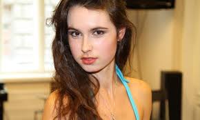 Suomen Miss Globe -finalisti Anna bikineissä: Ei vakavaa suhdetta