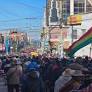 Indígenas, campesinos y sindicatos irrumpen en La Paz para exigir la renuncia del presidente Rodrigo Paz