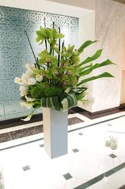 Pin By Evangeline Malabed Riformo On Flowers White Flower Arrangements Modern Floral Arrangements Large Flower Arrangements