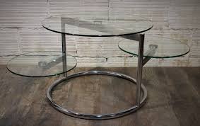 Table basse ronde en métal chromé composée de trois plateaux tournant à 360 ° en verre fumé noir. Table Basse 3 Plateaux Annees 80
