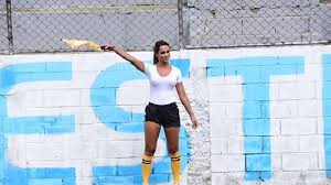 Jika melihat suporter yang ada di belakang, kejadian tersebut kemungkinan besar terjadi di laga madura united pada suramadu super cup 2018. Denise Bueno Hakim Garis Cantik Dari Brasil Tribunnews Com Mobile