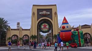 I was expecting some awesome decoration, so i was a little disappointed. Universal Studios 2014 Christmas And Holiday Decorations Universal Orlando Resort Youtube