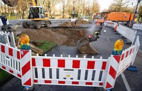 Zwischen dem anschluss an die a 57 und. Innere Kanalstrasse In Koln Riesiges Loch Sorgt Fur Sperrung