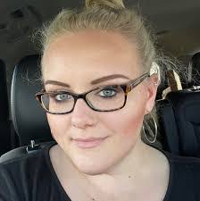 Ashley Rettig's Instagram, Twitter & Facebook