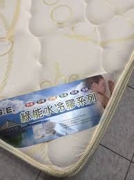 呂先生夫妻一到床工場 因現場还有其他客人 陳店長請他們自己先試躺 没一會即聽他說 就這床 多少錢 報了價 他老婆即說 太貴了 但 他們喜歡上的是 高級綠能水冷膠床呀 老公大人說 就這床 舒服 吃吃喝喝都不只這費用了 年紀大了睡眠好 精神就好 該善待自己了