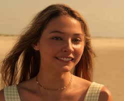 Madelyn cline is 5.6 feet tall and her body weight is around 59 kg. Madelyn Cline 16 Facts About The Outer Banks Star You Should Know Popbuzz