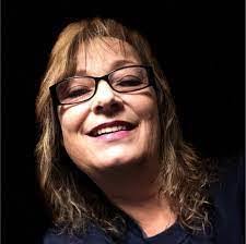 Hillarey Reusing's Instagram, Twitter & Facebook