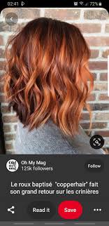 On varie les styles avec la raie portée au milieu ou sur le côté. Epingle Par Melanie Sur Coiffure Coupe Cheveux Mi Long Roux Cheveux Mi Long Boucles Couleur De Cheveux Cuivre