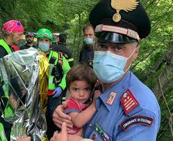 Nicola tanturli, il bimbo di appena 21 mesi scomparso nel mugello, sarebbe stato rinvenuto a circa tre chilometri dalla sua abitazione da un inviato de la vita in diretta, rai uno, giuseppe di tommaso. Gxyv9rluizc8 M