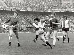 Willem Van Hanegem Scoort Op 8 April 1973 Tegen Sparta 3 3 Vanaf Links Zijn Hans Eijkenbroek Bert Jansen En Stef Walbeek Kansloos Met Afbeeldingen Voetbal