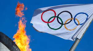 Mais le drapeau était trop grand, et s'envola. Jeux Olympiques Paris 2024 Le Drapeau Aux Anneaux Arrive A Paris Avant De Faire Un Tour De France
