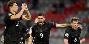 Η σημαία της αποτελείται από τρεις οριζόντιες λωρίδες, κόκκινη. T9n3l W3sbjkwm