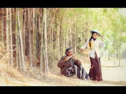 Jalan jalan ke sawah ketemu ibu ibu buruh tani. Foto Prewedding Baidi N Lala By Luki Hermanto