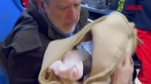 Cosenza, larrivo in clinica della neonata rapita tra gli applausi della  folla