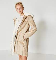 Je ne sais pas pour vous, mais personnellement la mode de cet hiver ne m'a jusque là pas particulièrement fait craquer. Manteau Effet Peau Lainee Must Have Automne Hiver 2017 2018 Taaora Blog Mode Tendances Looks
