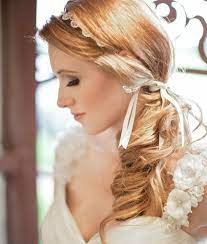 Brautfrisuren Seitlich Gesteckt Locken Zopf Haarband Accessoire Brautfrisur Hochzeitsfrisuren Brautjungfern Frisuren