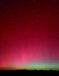 DE ULTIMO MOMENTO! 🇲🇽 Aurora boreal vista desde Zacatecas, México. El  fenómeno coincidió con un impacto solar masivo que g0I*lpeó la Tierra,  alterando el campo magnético de forma extrema y generando auroras