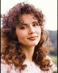The gif create by runepick. Geena Davis Como Barbara Maitland No Filme Beetlejuice Os Fantasmas De Divertem 1988 Oldmovies 80s Timburton Geena Davis Actresses Classic Hollywood