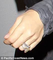 See more ideas about anna kournikova, anna, tennis players female. Anna Kournikova Wearing Wedding Band After Eight Years With Enrique Iglesias Daily Mail Online